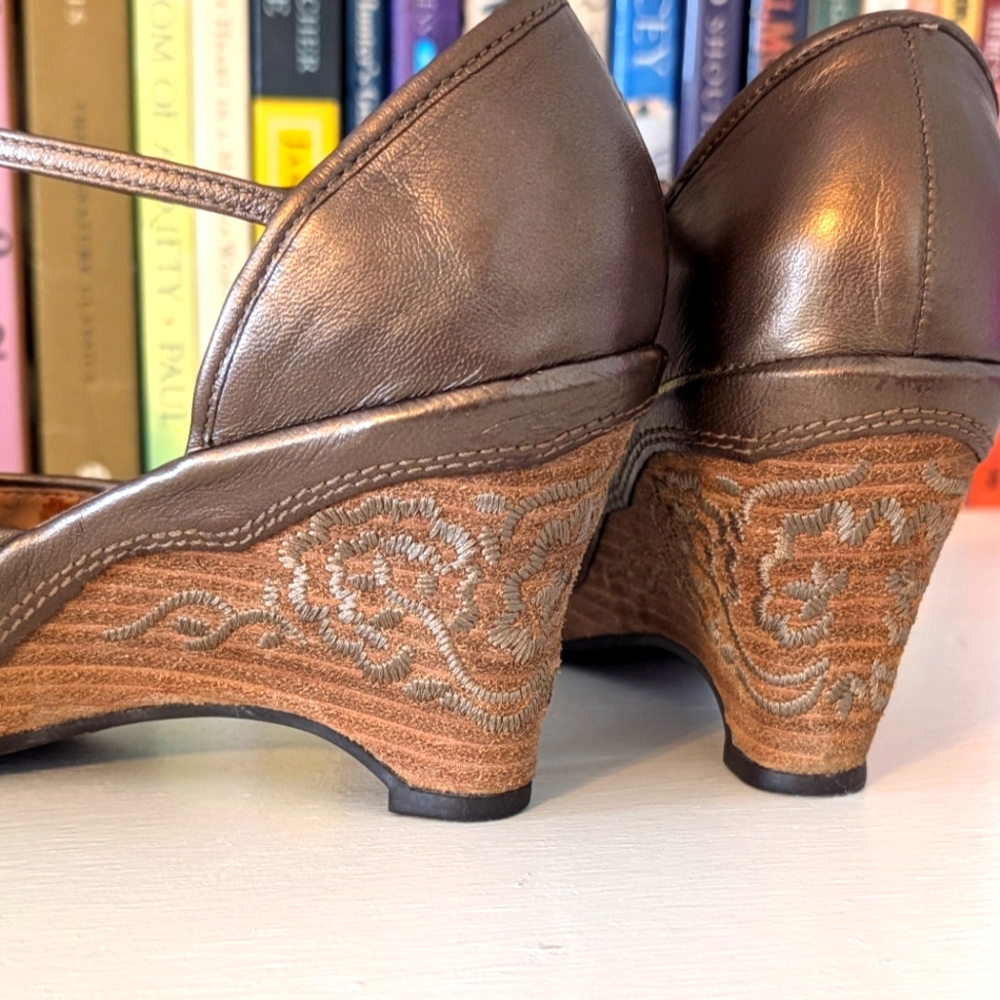 Artisan Leather Embroidery Pumps